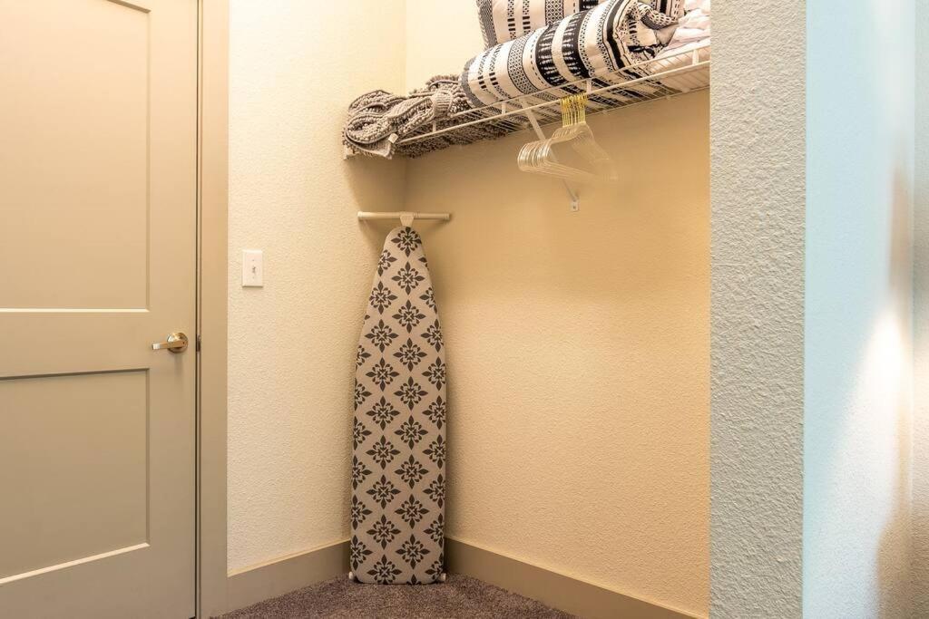Beautiful Riverwalk Apt With Full Amenities, King Bed & Free Parking سان أنطونيو المظهر الخارجي الصورة