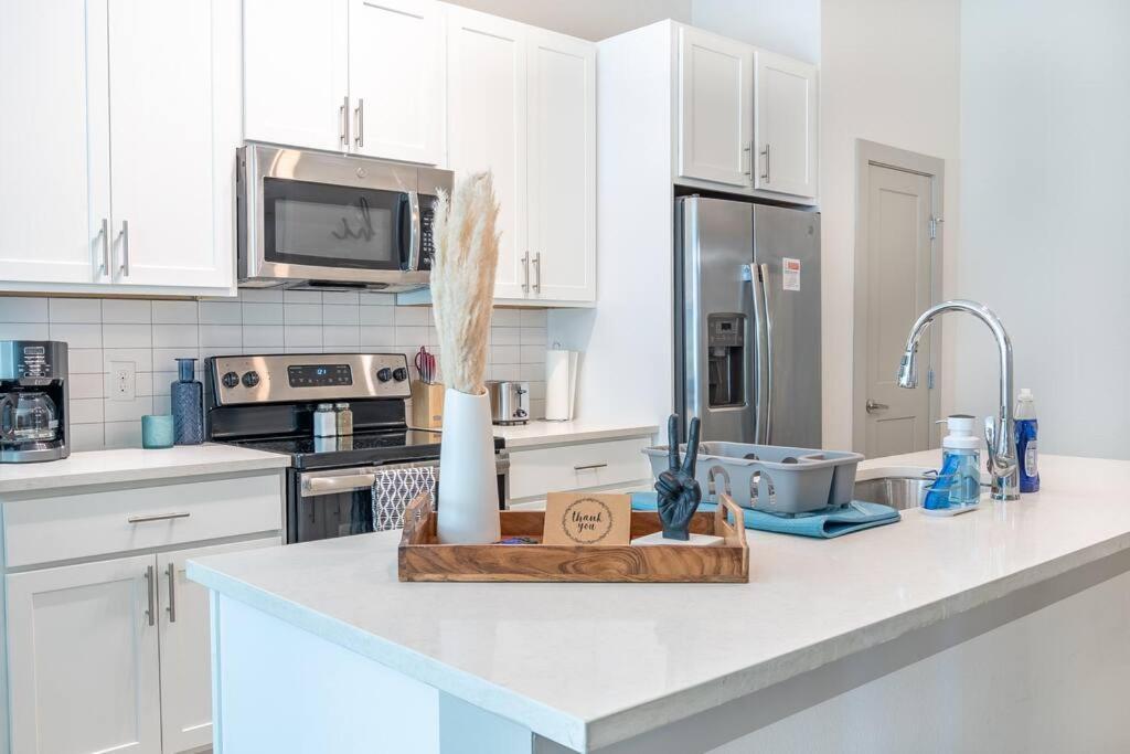 Beautiful Riverwalk Apt With Full Amenities, King Bed & Free Parking سان أنطونيو المظهر الخارجي الصورة