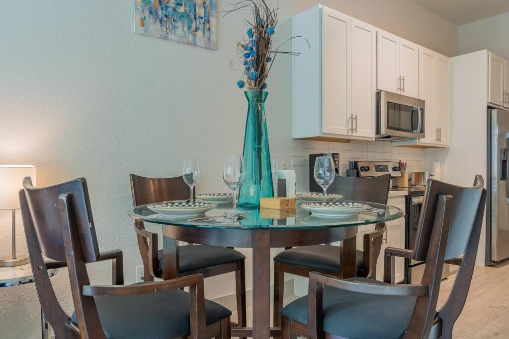 Beautiful Riverwalk Apt With Full Amenities, King Bed & Free Parking سان أنطونيو المظهر الخارجي الصورة