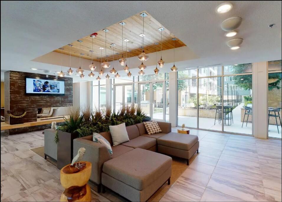Beautiful Riverwalk Apt With Full Amenities, King Bed & Free Parking سان أنطونيو المظهر الخارجي الصورة