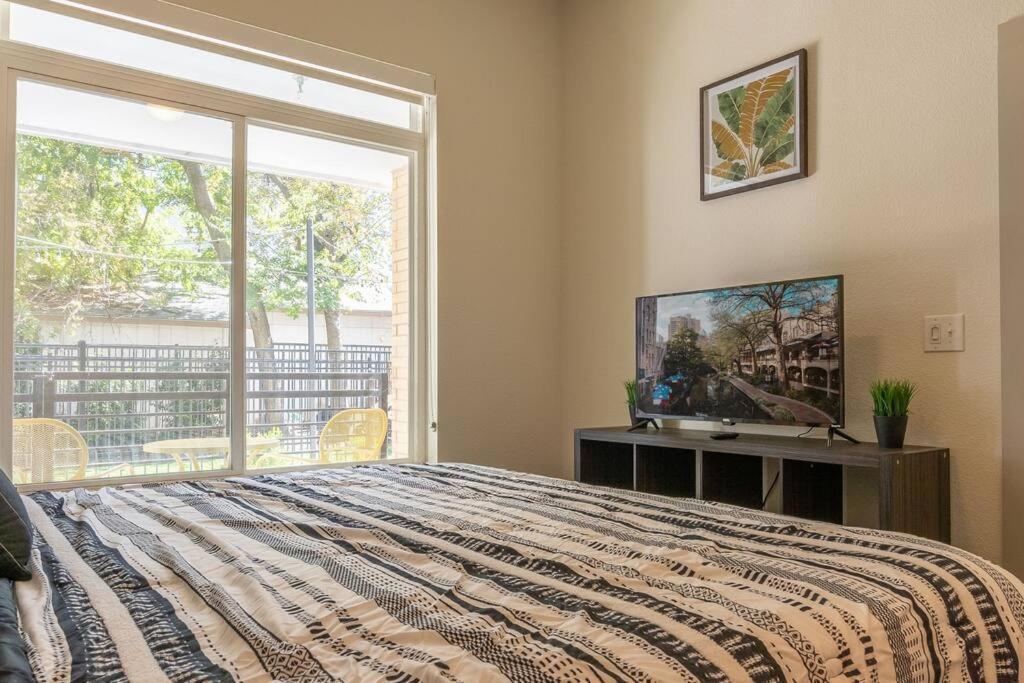 Beautiful Riverwalk Apt With Full Amenities, King Bed & Free Parking سان أنطونيو المظهر الخارجي الصورة