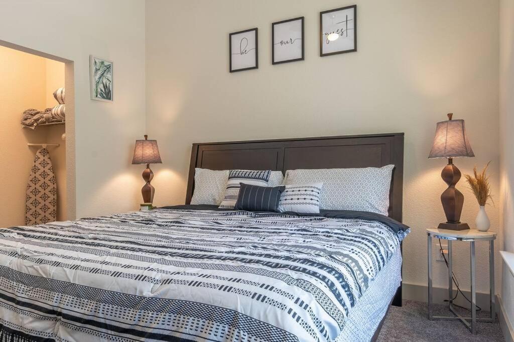 Beautiful Riverwalk Apt With Full Amenities, King Bed & Free Parking سان أنطونيو المظهر الخارجي الصورة