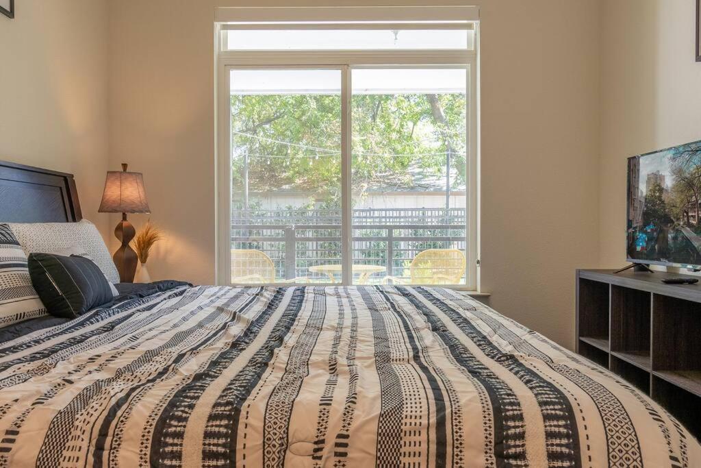 Beautiful Riverwalk Apt With Full Amenities, King Bed & Free Parking سان أنطونيو المظهر الخارجي الصورة