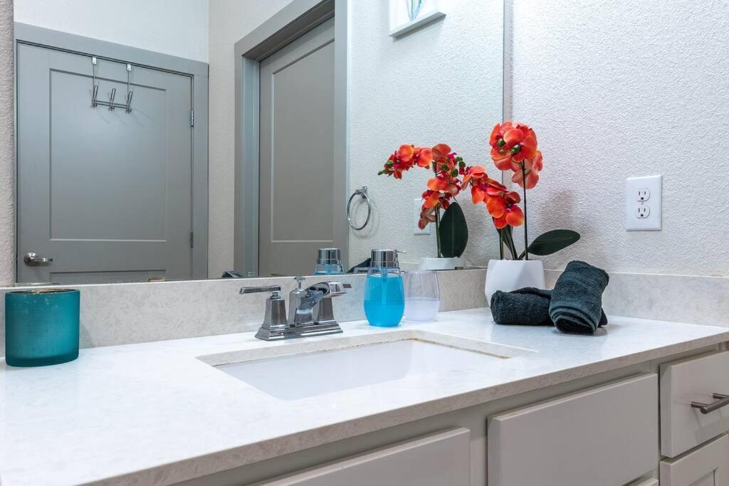 Beautiful Riverwalk Apt With Full Amenities, King Bed & Free Parking سان أنطونيو المظهر الخارجي الصورة