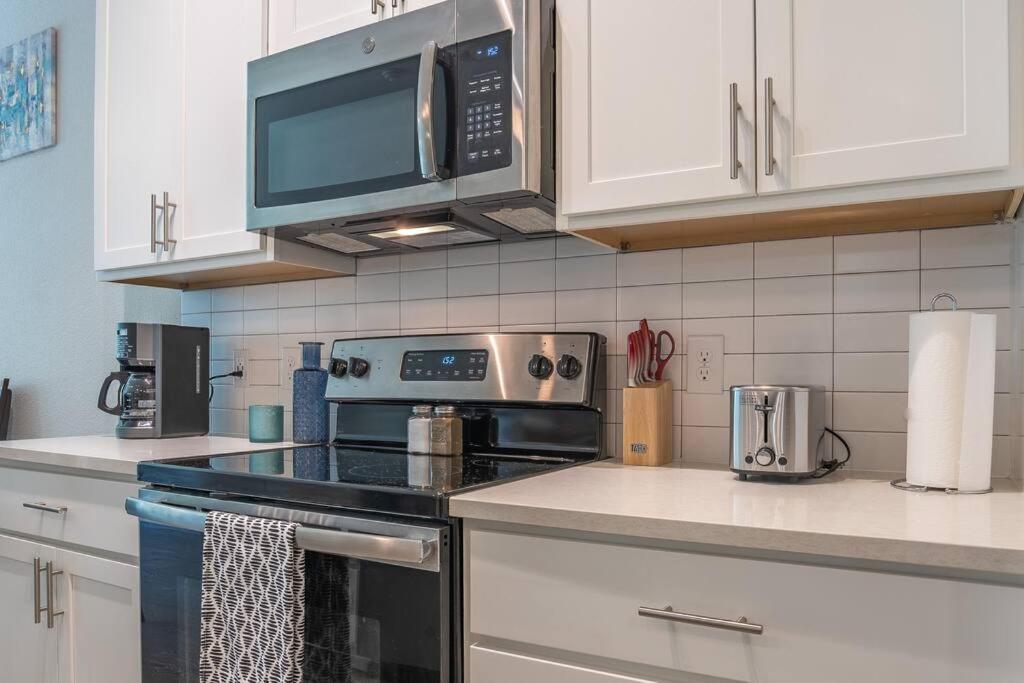 Beautiful Riverwalk Apt With Full Amenities, King Bed & Free Parking سان أنطونيو المظهر الخارجي الصورة